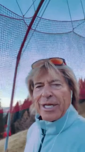 #Hinnerk Schönemann Travelphotography Reel by @hansihinterseer_official (verified account) - Unterwegs bin ich wieder am Hahnenkamm, mein alter Schulweg und eine Stelle der Weltcup-Rennstrecke, die es in sich hat … ⛷️😳
Euer Hansi
TV-Tipp mi