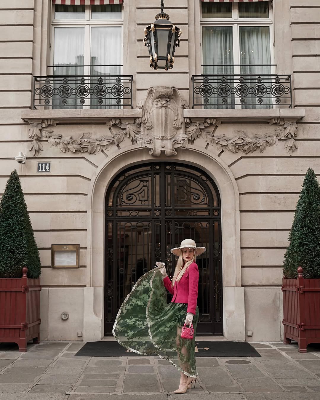 My favorite fall look ππ Jacket, hat and jewellery @chanelofficial Bag @dior @valoisvintageparis Gloves @rhanders_1811 Caught in Paris by @simotabtaoui