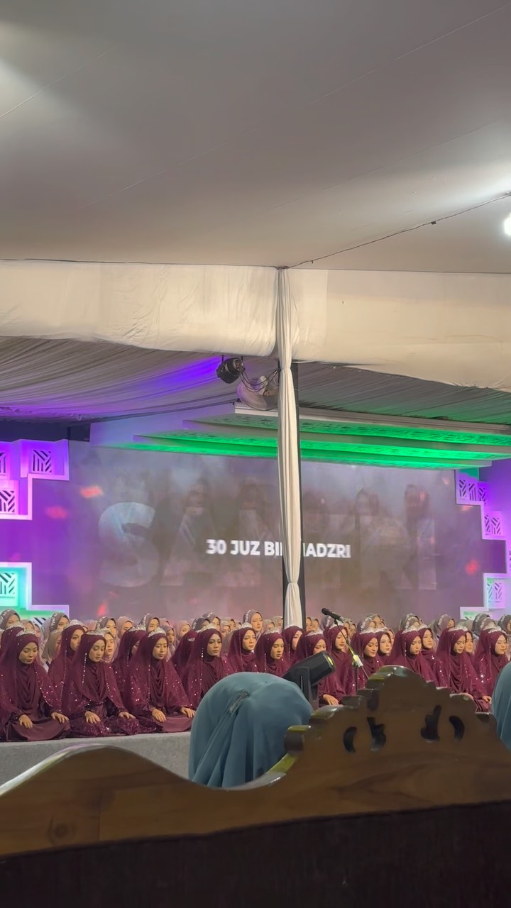 Arsip “Prosesi Haflah Khotmil Qur’an Putri PP Al Munawwir Krapyak Yogyakarta” Ugi Ngalap barokah Haul Simbah Munawwir bin Abdulloh Rosyad 🖤✨ . Suara santri dalam syiir ‘Quranuna’ mengiringi momen pen
