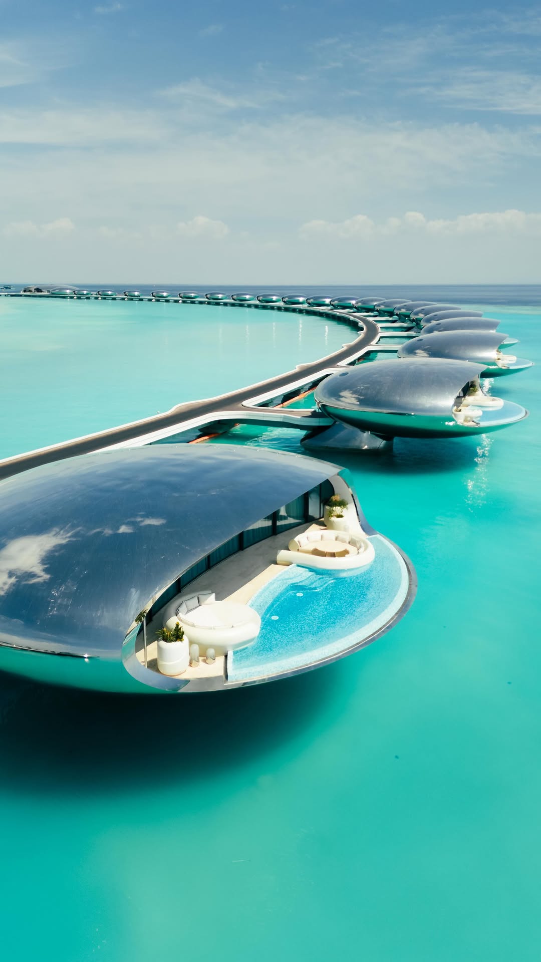 Floating spaceships in the Red Sea🛸 Shebara is one of the new resorts in the Red Sea, and definitely a bucket list locations. Architecturally everything is well thought of, and visually it’s hard to