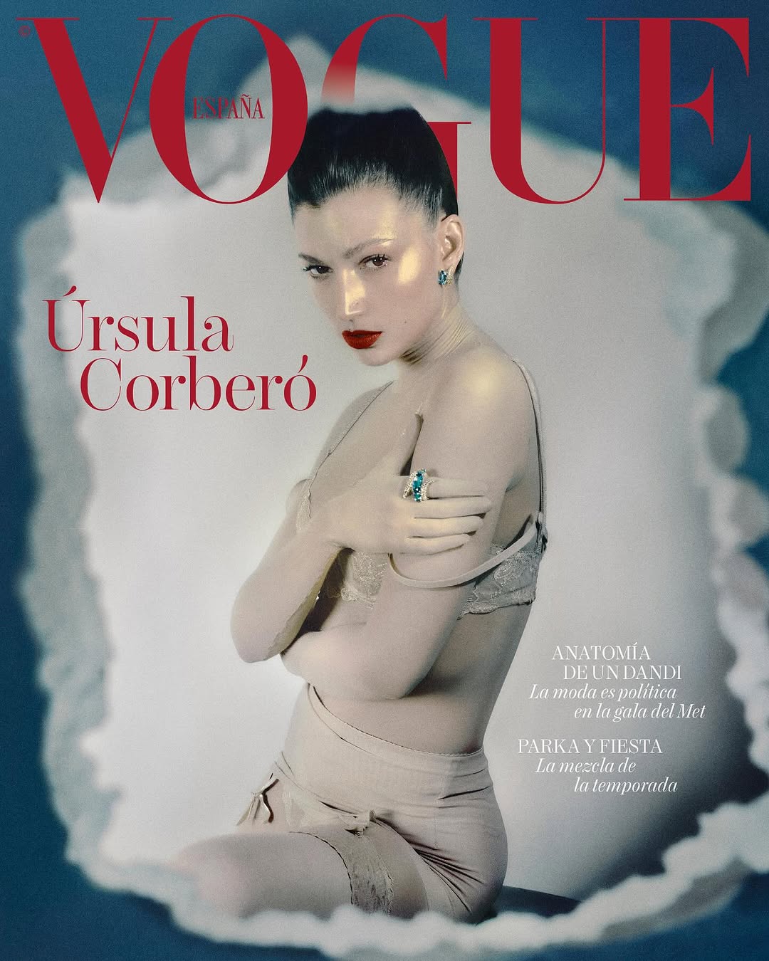 ✨ Úrsula Corberó ✨ @ursulolita como nunca la habías visto: a punto de estrenar su primera película internacional de autor, ‘El jockey’, la actriz protagoniza su tercera portada de @voguespain en nuest