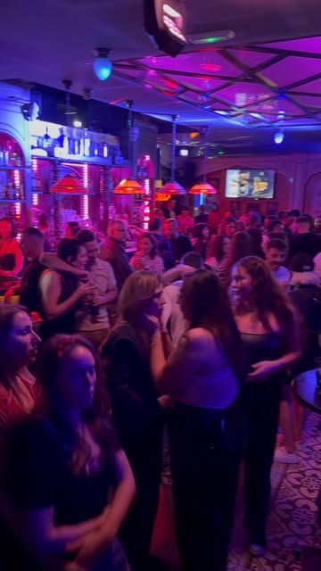 #Tbt Lounge Tatuapé Reel by @labibliotecamalaga - Es viernes y el cuerpo lo sabe 💃🎉🎶
El tardeo te espera con el mejor ambiente de Málaga, ¿te apuntas? ☺️
#malagacentro #viernesquetequieroviernes