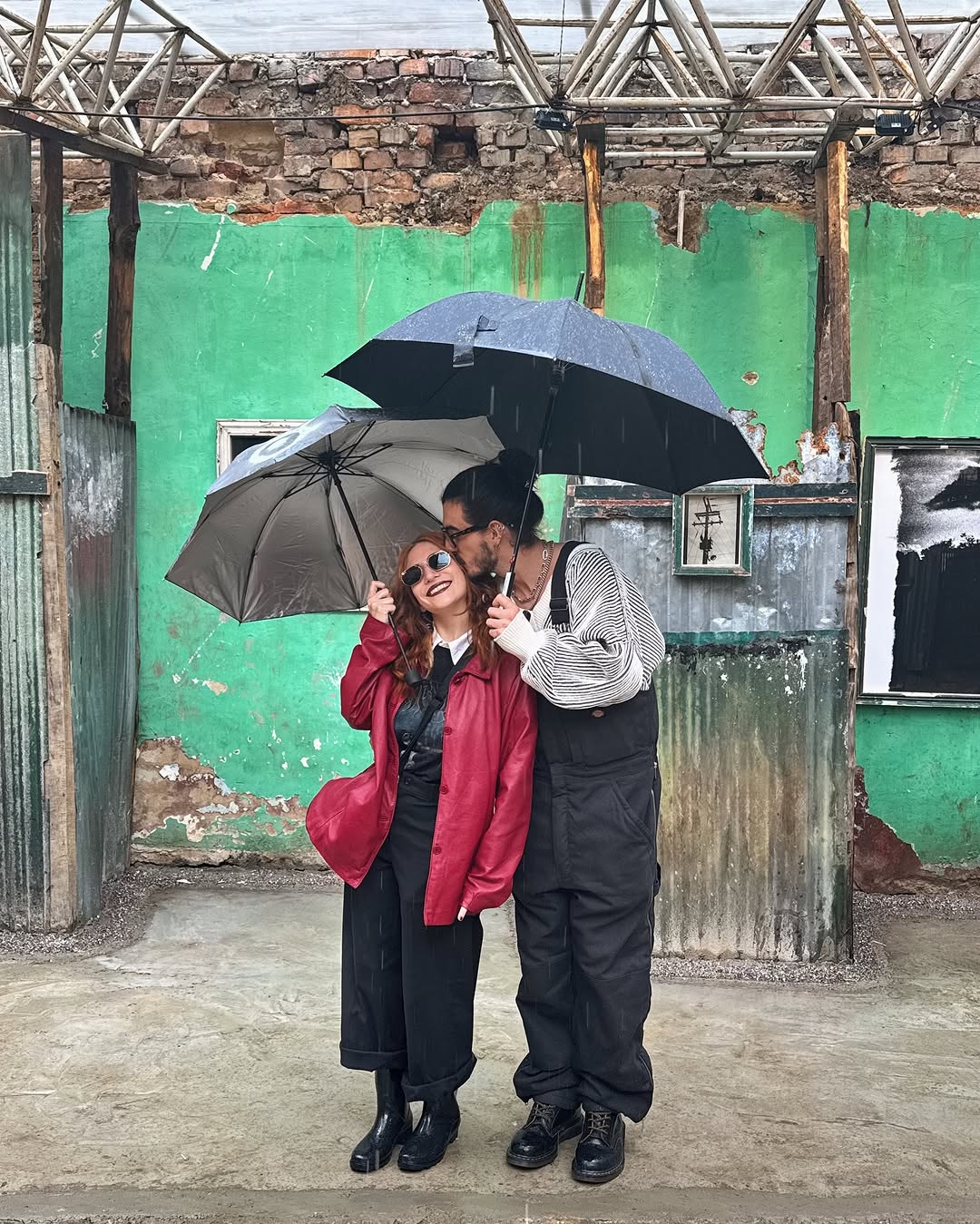 Este fin de semana fue la inauguración de la exposición mojada de Simón: “Al borde de la oscuridad”. Muchas cosas que celebrar. Primero, el grandísimo talento que siempre he sabido que tiene, pero que