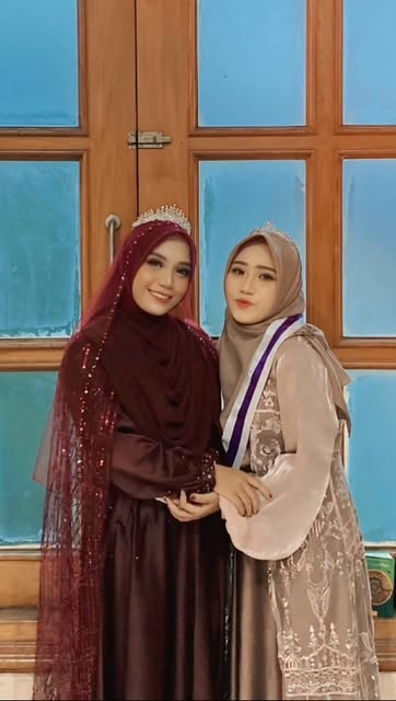 #Almunawwir Reel by @zenirizkiyati - Mengarsip *Foto 20..? ➡️ 2024*
With my best : @ainun.inun87
Perjalanan yang semoga penuh berkah dan perjuangan 💫
Haflah Khotmil Qur'an bukan hany