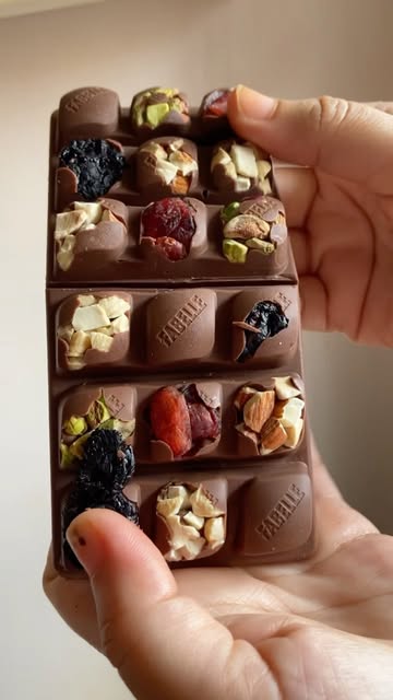 #Wanderlust Chocolate Reel by @foodmaniacindia - Craving for this gorgeous Chocolate today by @fabellechocolates ❤️👌🤤🥰
Tag all Chocoholics👇
.
#Foodmaniacindia #chocolatecravings #mumbaifoodblogge
