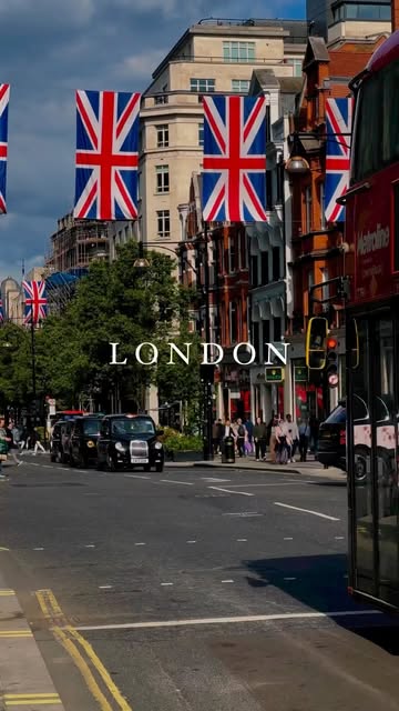 #Buckingham Palace Architecture Reel by @uk.explores (verified account) - Spend a day in London with @mylondonvideos 🤩🫶✨
💡London is worth visiting for its fantastic museums, world-class galleries, red phone booths, doubl