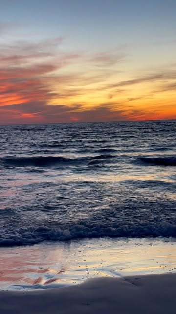 #Siesta Key Photographer Family Reel by @adventures.after.work (verified account) - Dzisiejszy dzień żegnamy pięknym zachodem słońca na Florydzie. Szczerze mówiąc to jeden z piękniejszych zachodów jakie widzieliśmy w życiu. Kolory dał