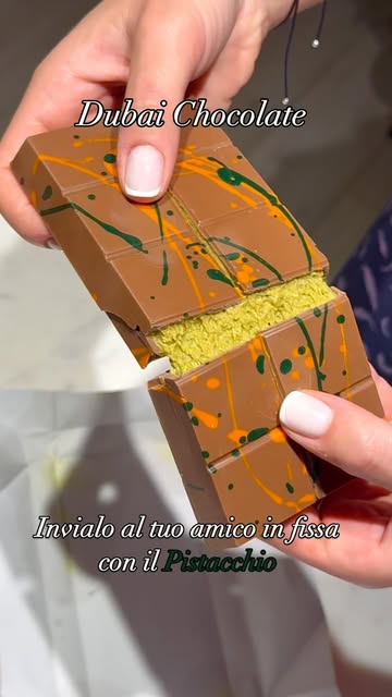 #Wanderlust Chocolate Reel by @eden.paradiso.del.pistacchio (verified account) - Dopo il SOLDOUT RECORD stanno tornando le Barrette Dubai chocolate 🔥
Tagga il tuo amico in Fissa con il Pistacchio ! 🍫💚
#dubaichocolate #dubai #d