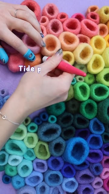 #Needlefelting Reel by @domestika_en (verified account) - This video will brighten your day! 🌈 
Amy Reader (@amyreaderartist) is a textile and installation artist specializing in needle felting, currently li