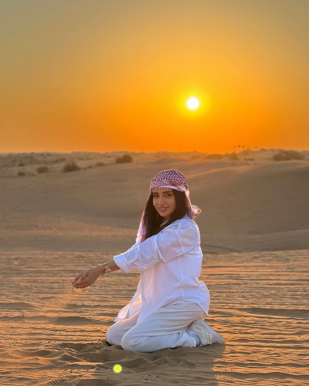 گاهی فکر میکنی باید بدوی، بجنبی، برسی… اما یه جایی، یه لحظهای، میفهمی که لمس کردن زندگی قشنگتر از رسیدنه. وقتی نه دنبال تأییدی، نه تو قاب بقیه ، و اجازه میدی دلت تند بزنه، اشتباه کنی، ببخشی، دو