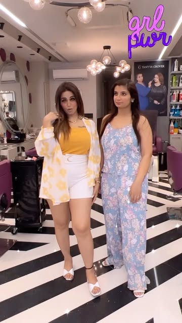 #Bloggerfashion Reel by @anchorshobhagirdhar (verified account) - Without reel our meeting is complete isn't @tanyyagrovermua
•
•
•
Tanya Grover makeovers- @tanyyagrovermua 💃🏻🌸❤️
Outfit - @the.chicstreet ❤️💕