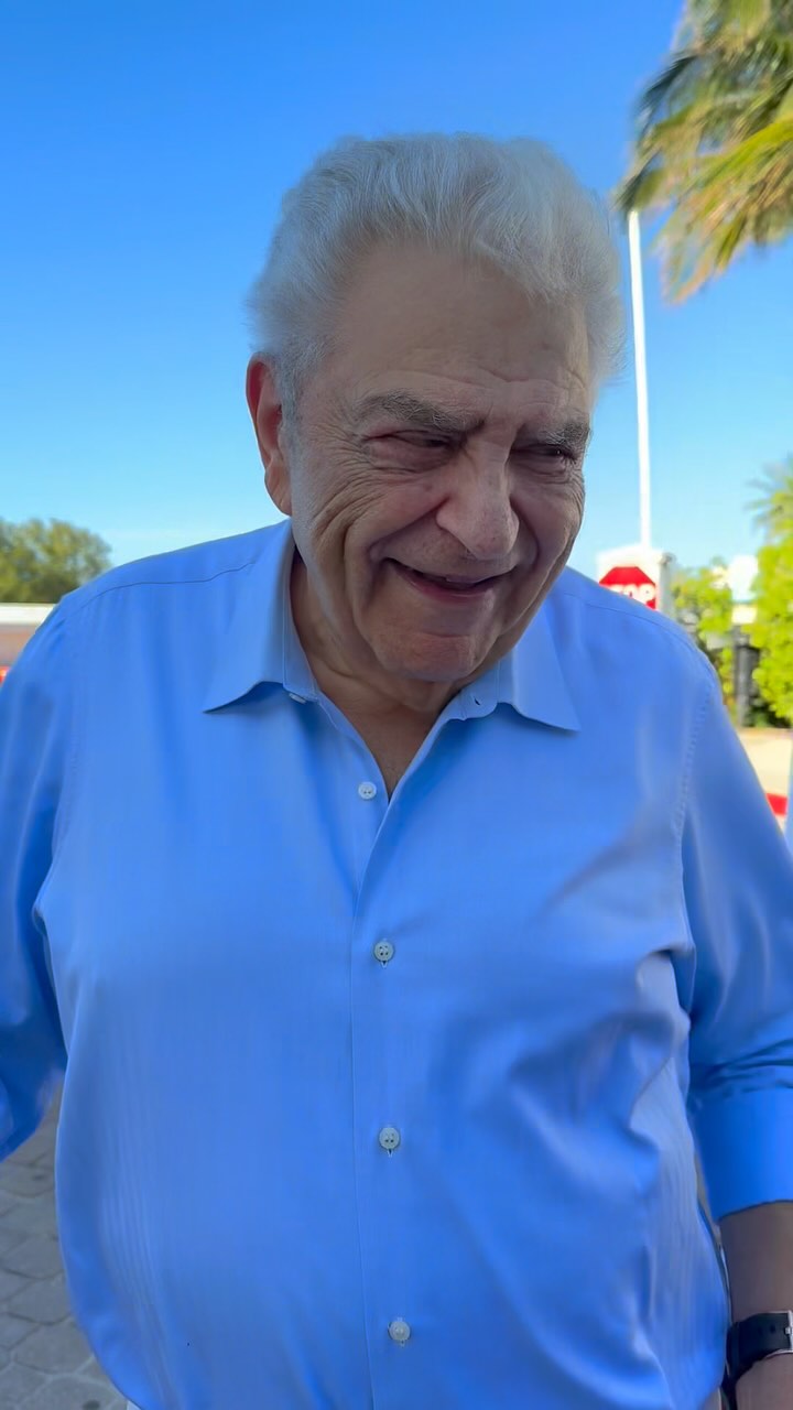 Hoy me encontré con una mujer increíble. Hace años ganó $1.000 en Sábado Gigante… y los usó para empezar su tratamiento de fertilidad. Falló 7 veces, pero nunca perdió la fe. A los 43 años, logró ser