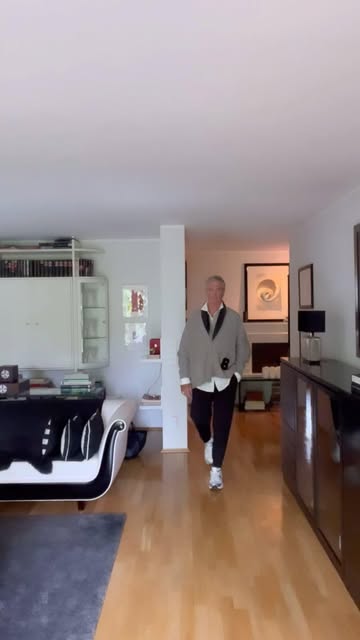 #Gio Scotti Portrait Reel by @trochamoden (verified account) - Tasche vergessen 🤷♂️und gleich geht es nach Milano zu Scotti @gio.scottii ✌🏼✌🏼#fashionweek #milanofashionweek #amore