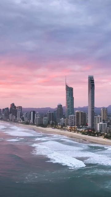 #Travelphotography Destinations Reel by @experiencegoldcoast (verified account) - Turn your screen for spectacular views! 🌅 🔃
There is nothing more beautiful than the iconic Gold Coast skyline at sunrise. As the sun starts to wak
