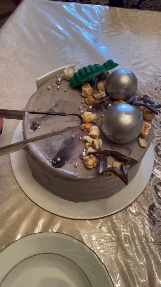 Tips cara potong cake, ternyata cukup pake capitan 😅 . . . #tipsandtricks #tipspotongkue #carapotongkue #birthdaycake