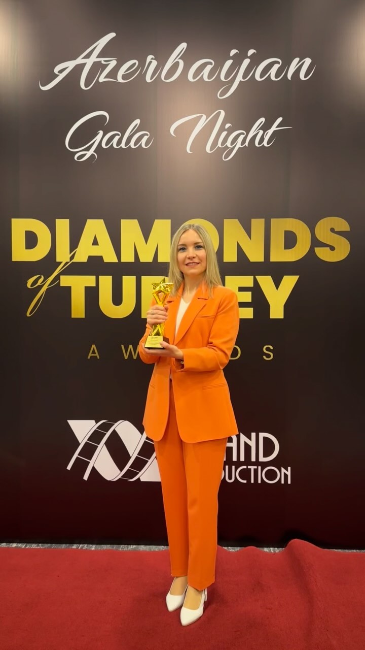 Çok mutlu ve çok gururluyuz. @avandproduction__ tarafından Azerbaycan’ın başkenti Bakü’de düzenlenen “Dioamons Of Turkey 2024 Ödüllerinde” 🌸 Ben “Yılın en başarılı sınıf öğretmeni” 🌸 Eşim Yusuf Yüz