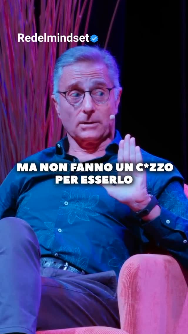 La societΓ dellβapparenza: siamo ciΓ² che raccontiamo, non ciΓ² che siamo. Oggi conta piΓΉ apparire che essere. In un mondo dove tutti si narrano come vorrebbero essere visti, spesso dimentichiamo di div