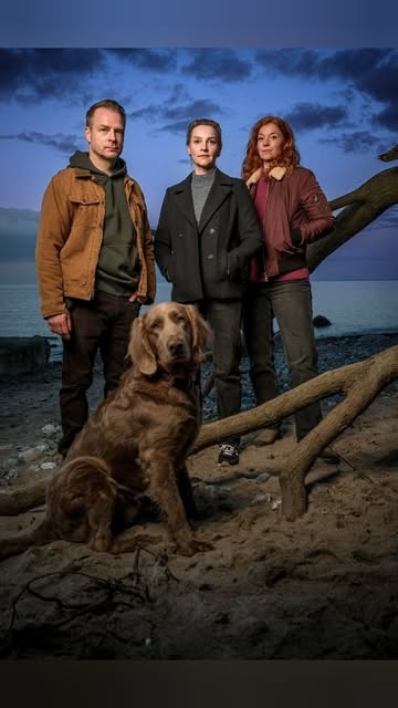 #Hinnerk Schönemann Travelphotography Reel by @ard_degeto - Die Schwanitzer Polizisten Hauke Jacobs (#HinnerkSchönemann) und Hannah Wagner (@jonestones) haben mal wieder alle Hände voll zu tun. Und zum Leidwese