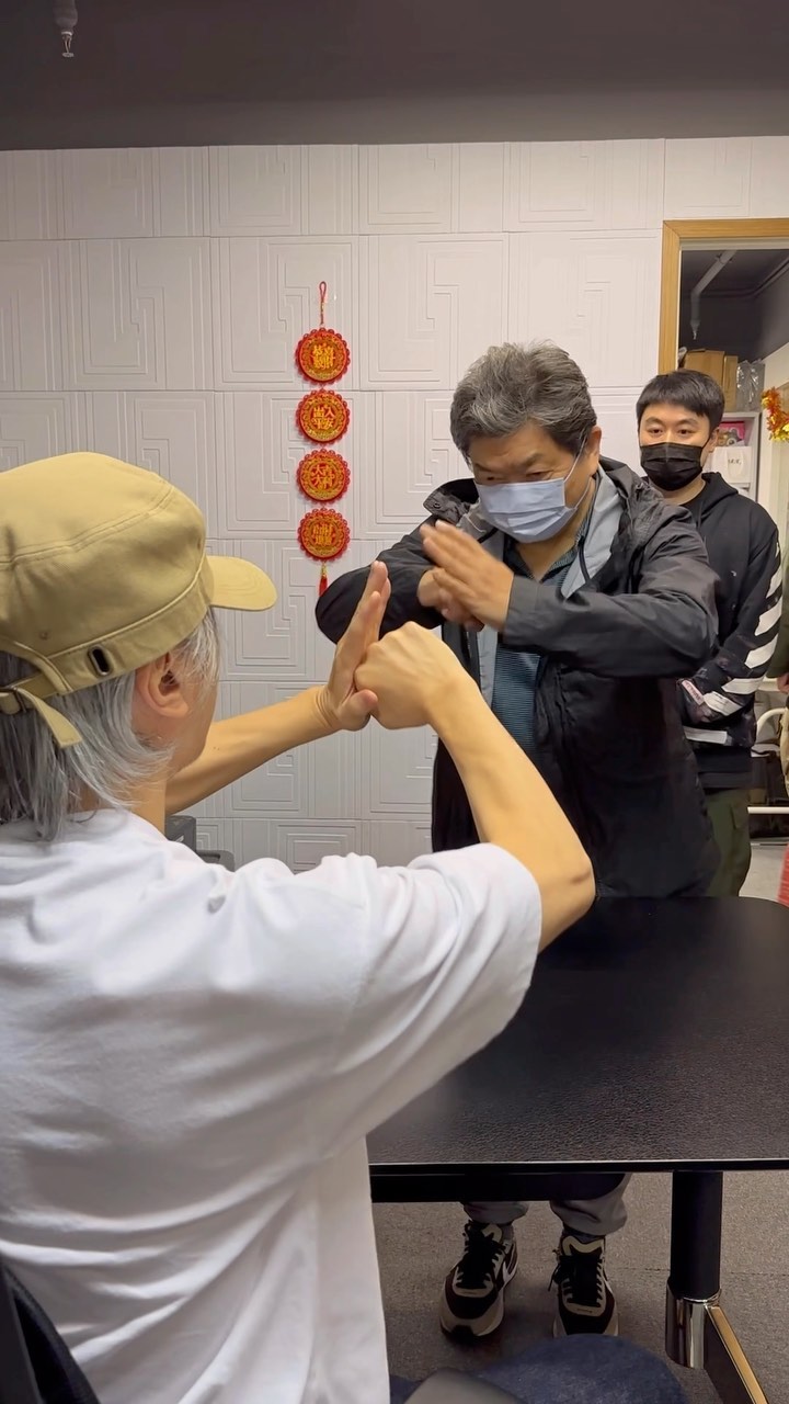 去年得到心想事成符而飛黃騰達的善信,昨晚子時已來還神回饋我。符威力之大各位有目共睹,現心想事成符尚有八張,留言講出別出心裁的賀年語句,我將隨機送出。 祝新年快樂!心想事成!