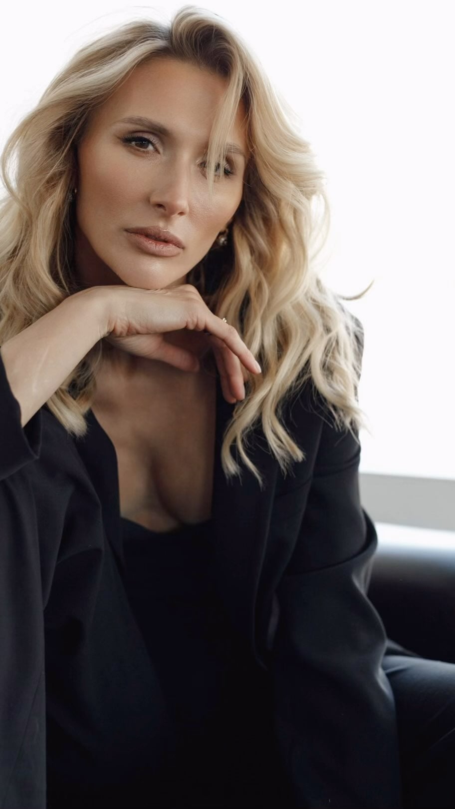 Обожаю такие укладки, когда легко можно сменить образ! 🤍🤍🤍 model @alexastar_ hair @diana_anastasiadi mua @rukavtsova #hair #hairstyle #hairtutorial #прически #прическиворонеж #причёскиворонеж #