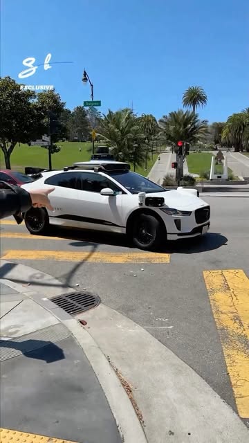 #Autonomousvehicles Reel by @supercarblondie (verified account) - We hitched a ride across San Francisco in a fully autonomous car! 🤯
@waymo
#autonomos #future #autonomousvehicles