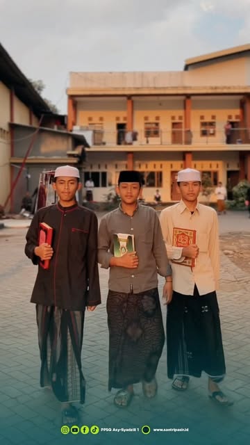 #Wallpaper Santri Keren Reel by @santripasir - nanti kita cerita tentang mondok di sini..
bukan karena bentuk bangunan tapi tentang arti hidup dalam kebersamaan.
bhineka tunggal ika contohnya bany
