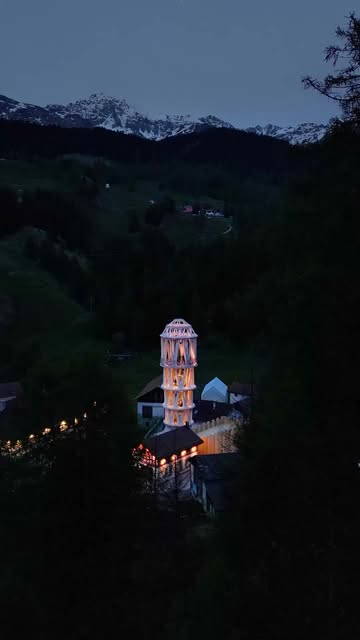 #Bauwerk Reel by @graubuenden (verified account) - 30 Meter hoch, 32 Säulen, 3D-gedruckt aus Beton - das ist der weisse Turm von Mulegns. Entwickelt von der @ethzurich und dem @origenfestivalcultural.