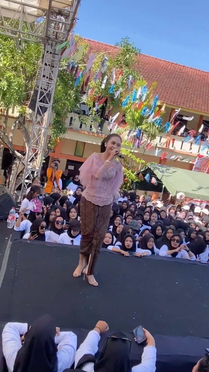 @rinaaditama_ X @ab20music_ Live acara Hut SMK N 1 Wonogiri