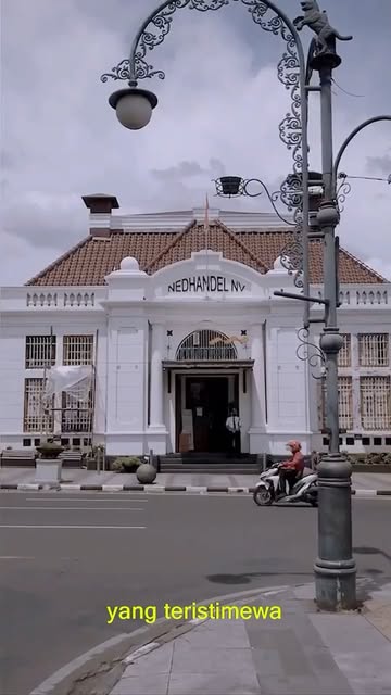 #Dirumahaja Reel by @pesona.indonesia (verified account) - Ternyata benar ya, apa kata Dilan, rindu itu berat. Sama seperti rinduku pada Bumi Pasundan, saat memori indah kembali teringat.
🎥 @dudisugandi @ri