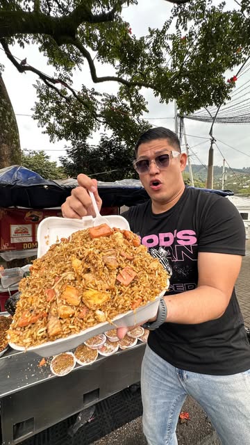 #Colombian Food Reel by @soypequenojuan (verified account) - El único arroz chino 100% callejero que se hace en COLOMBIA me lo vine a comer !!
Lo hace Don Pedro hace más de 35 años y es toda una experiencia y
