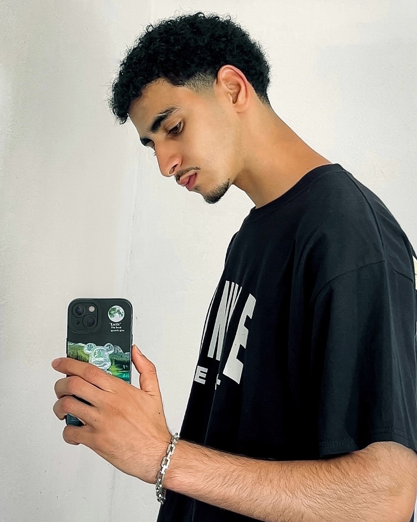 POV: you’re mastering mirror selfies 😎 #mirrorselfies #mirror #poses #mirror #howtopose #explore