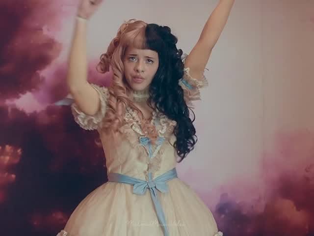 #Showandtell Reel by @melaniemusicvideo - show & tell 📸
#melaniemartinez #littlebodybigheart #lbbh #crybaby #меланимартинез #k12 #portals #portalstour #trilogytour #showandtell
