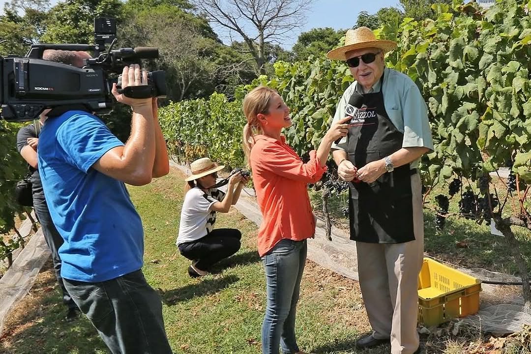 Tive a honra de entrevistar Luis Fernando Verissimo em 2018 no Vinhedo do Mundo, em Bento Gonçalves. Grande nome que partiu, mas quem planta inspiração nunca morre. Vive no legado que deixa.