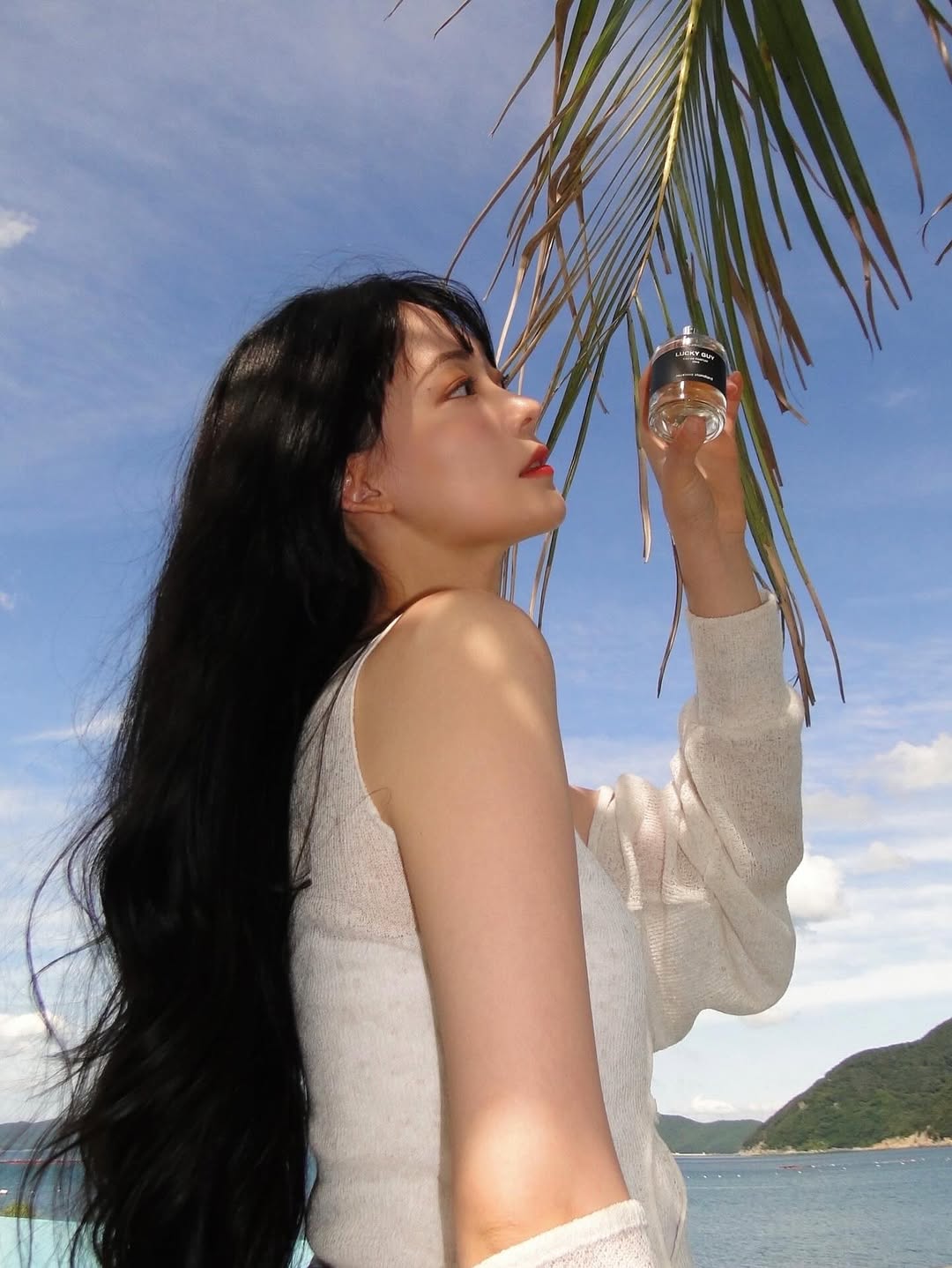 #제품협찬 @musinsa_standard_beauty X @rohongchul 신규 오드퍼퓸 시리즈✨ 시트러스의 상큼함이 가득 담긴 향수라 데일리로 쓰기 딱 좋더라구요 요즘 진짜 사용하기 너무 좋은 향이라 계속 맡고 싶어지는....😌 깔끔한 패키지에 시향할 때마다 기분까지 상쾌해지는 느낌🤍 . . . #무탠뷰티 #무탠다드 #노홍철 #향수추천