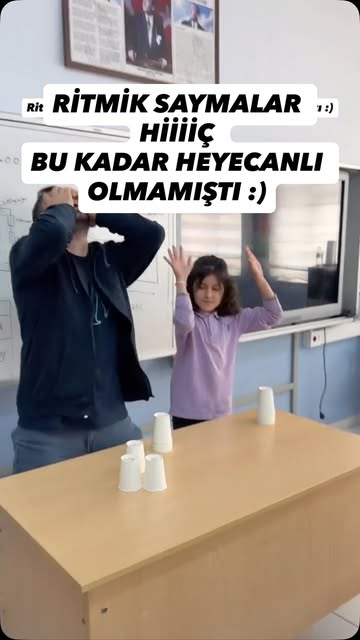 #Ilkokulöğretmenleri Reel by @ahmetmesut.yucel (verified account) - Ritmik sayma hiiiiiiiç bu kadar heyecanlı olmamıştı 😊👌
Bardakların arkasına 6'şar ritmik saymaları yazdım veeee oyun başladı. Oyunumuz sayesinde öğ