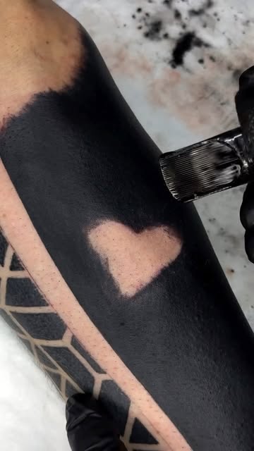 #Tattoo Black Reel by @medvedev_tattoo - 🔽 7 Reasons to Love Blackout🖤
(and why it's only going to grow in popularity in the coming years)
1️⃣ Timeless Aesthetics
Blackout doesn't depend o