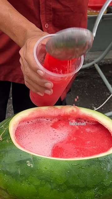 #Food Reel by @foodiehan157 (verified account) - Amazing! Popular Sugar-Free Watermelon Juice in Malacca - Malaysian Street Food
Price : RM 9 / USD 2
Location : Jonker Walk Melaka
▶https://maps.app