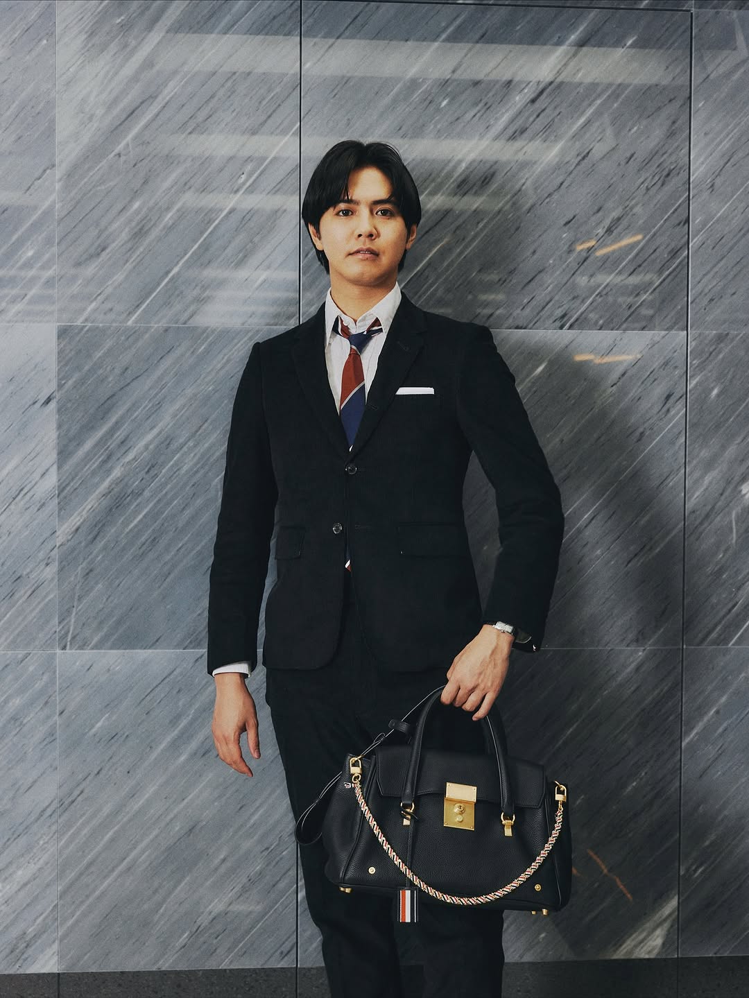 10代で上京して何もわからなかった頃、 誕生日に事務所の役員の方に頂いた ギンガムチェックのシャツが、 大阪から出てきたただの少年だった自分に ファッションの世界の入り口をくれました。 それから時間と出会いと経験を重ね、 今やたくさんお仕事でもお世話になっている 【THOM BROWNE】 の 今年にオープンした新たな銀座旗艦店で行われた オープンカクテルにご招待いただきました🙏🥂 THOM