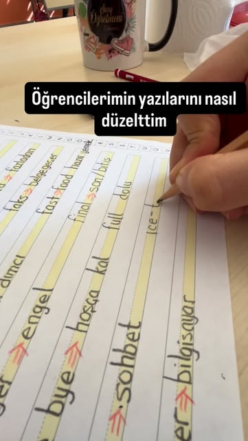 #Ilkokulöğretmeni Reel by @o_birogretmenn - 📚 "Yazımız güzelleşiyor" serüvenimiz ✍️✨
1️⃣ İlk adım: Her harfin doğru formda yazılışını öğrendik. 🅰️
Alfabedeki tüm harfleri kılavuz çizgili deft