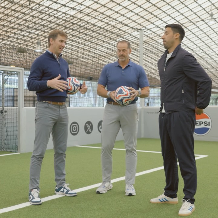 Sami Khedira plays some American football with Eli 👀