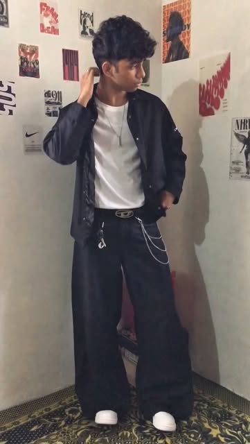 #Streetstyle Fashion Reel by @n4jaaaad - Comment "LINK" for denim 👖
.
.
.
Streetstyle,denims,jeans,styling,outfitideas,ootd,y2k,underbudget,pants,hiphopculture