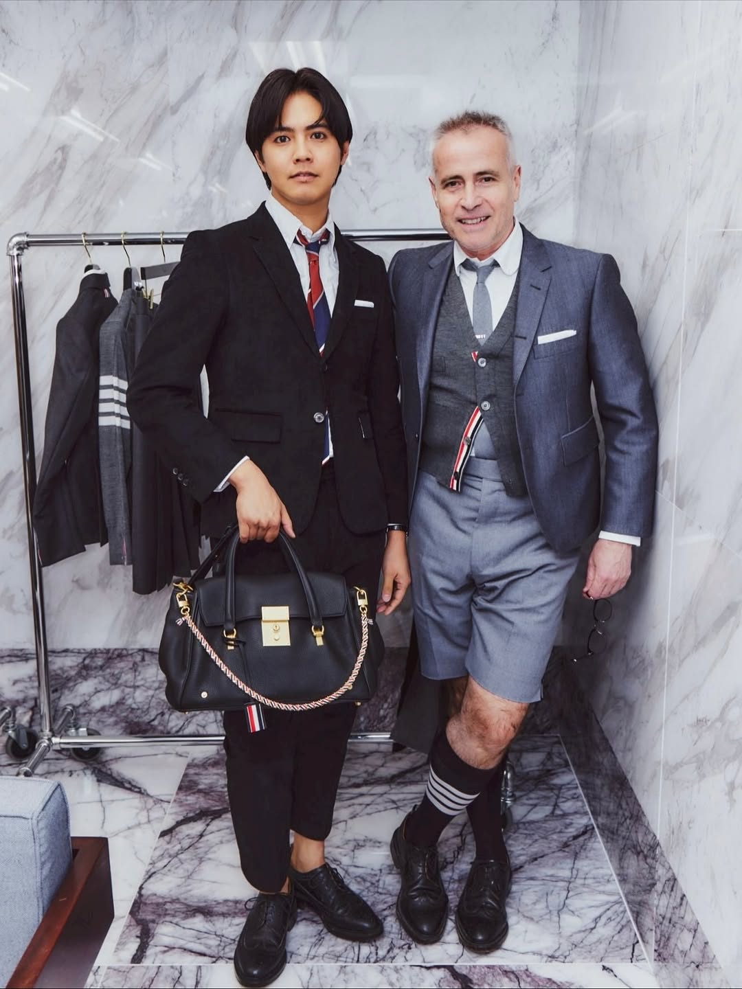 先日の投稿に引き続き… なによりの感動はデザイナーのトムブラウン氏に ついにお会い出来たことでした。✨ (写真が届くまで、敢えて書きませんでした😂) とてもエネルギーのある方だと感じて 強い眼差しからパワーを頂きました。👀🔥 大好きなファッションの世界のなかで これからもずっと大切なブランドの1つです。 貴重な機会にご招待いただき ありがとうございました🙏🥂 @thombrowne #