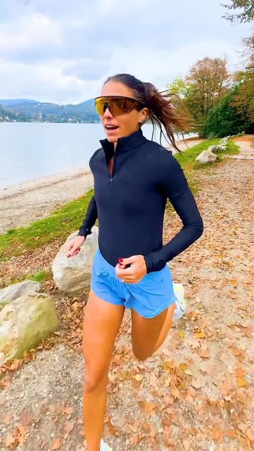 #Oakleymetapartner Reel by @thefashionjogger (verified account) - 12 KM RUN lungo il lago 💙🏃🏻♀️ Con i miei nuovi Oakley Meta Vanguard posso registrare i pezzi preferiti dei miei allenamenti e rivivere quando vogl