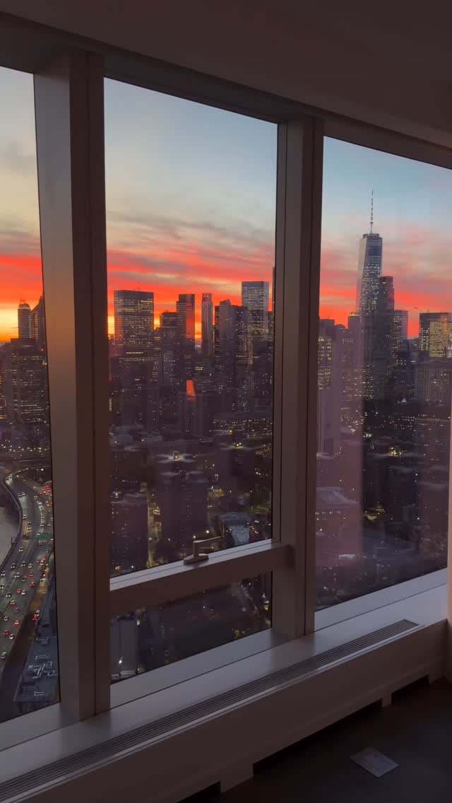 There are moments when the universe reminds you it was all worth itβ¦ Every fall, every doubt, every step even the ones that didnβt make sense. Today, as I watch this sunset, I can only feel gratitude.