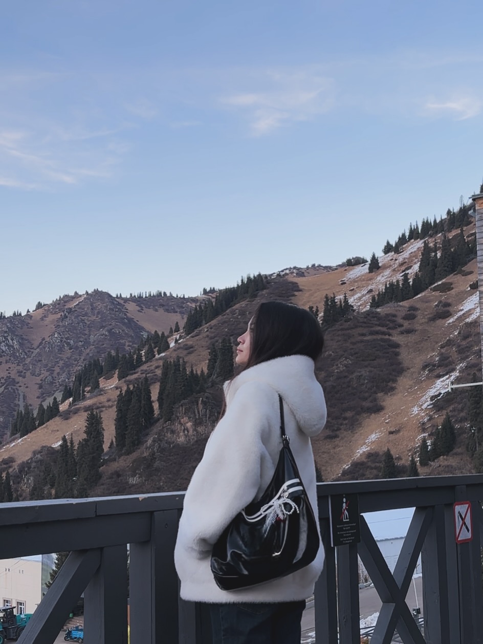 Поняла, что, гуляя одной, можно сделать красивые фото и без чьей-то помощи 💆🏻♀️