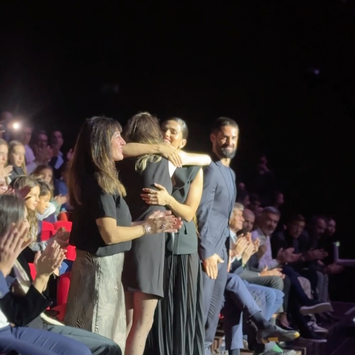 Anoche Sevilla se desbordó. Lo vimos en vuestras stories, en cada etiqueta, en cada mensaje. Reposteamos tanto que probablemente ya no podíais ver una pantalla más del Cartuja Center… Pero hoy compart