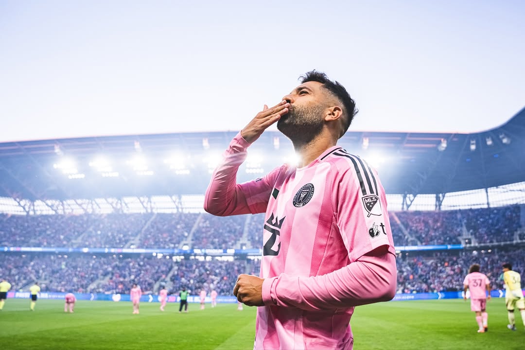 🙌 Gran trabajo de todos. Un paso más cerca del objetivo. ¡Seguimos! @intermiamicf 🩷🖤