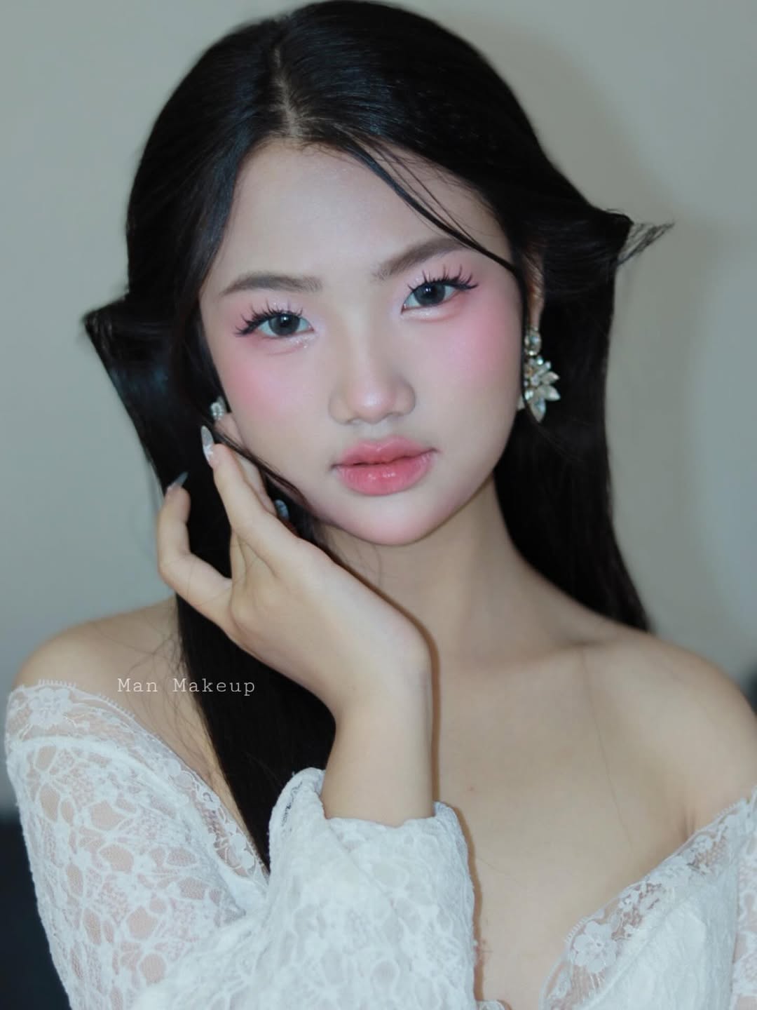 Soft glow skin, rosy blush, and gentle eye makeup create a pure Korean bridal look.👰♀️ Natural beauty, delicate details, and timeless elegance for the perfect wedding day.❄️🩵 Man Makeup x Team �