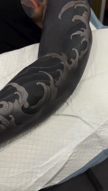 #Tattoo Black Reel by @inkedmag (verified account) - Would you get white over blackout?
Artist: @rudydziara