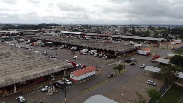 A Ceasa Paraná vive uma transformação diária. Com ações simples, cooperação e responsabilidade, 86% dos resíduos gerados na unidade de Curitiba vão para a reciclagem. É um trabalho contínuo, feito em